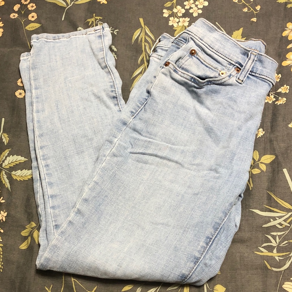 Levi’s Mid-Rise Boyfriend Classic Tapered Leg Stretch Jeans in Light Wash Denim